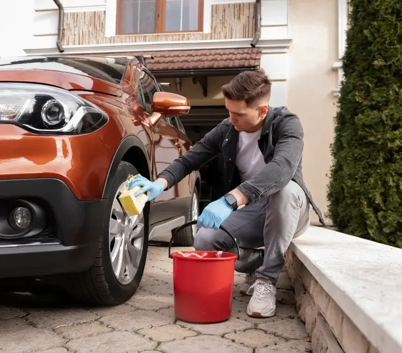 Lavage auto à domicile Saint-Michel-de-la-Roë : professionnel intervenant sur un véhicule